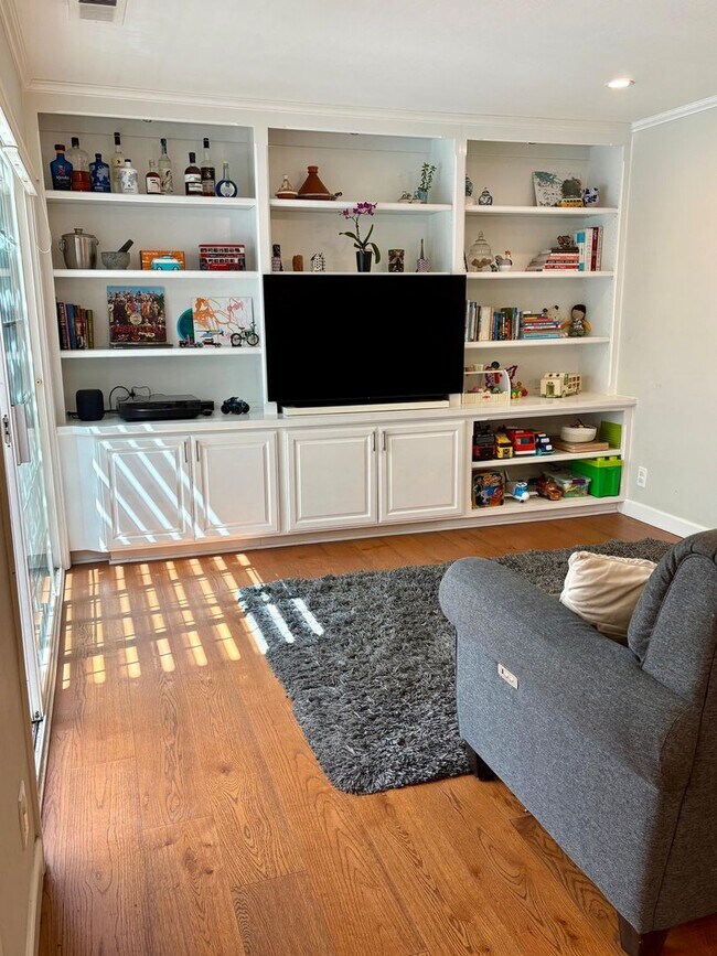 Building Photo - Stunning 4BD + Office Home with Pool in Li...