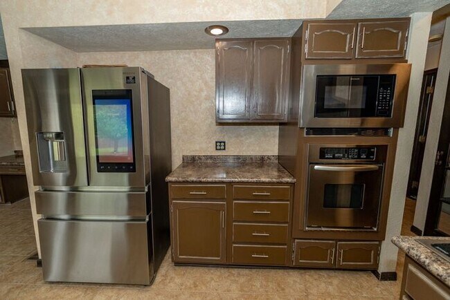 Building Photo - Prairie Lane Estates 3 bedroom ranch with spacious rooms and amenities beyond your imagination