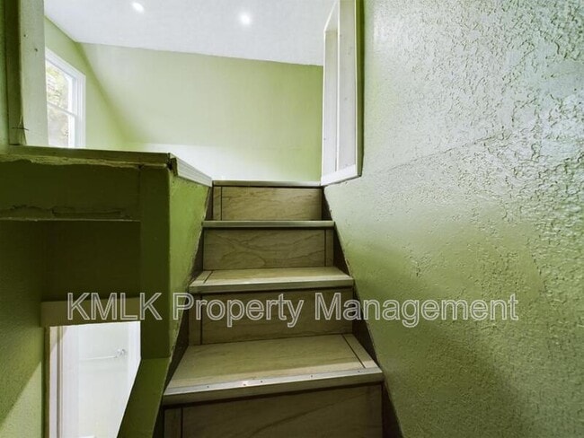 Building Photo - 187 W Long St