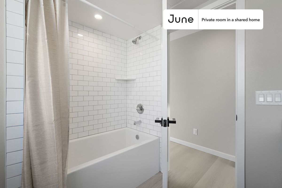 Building Photo - Room in Shared 5 bed/5 bath home in Boyle Heights