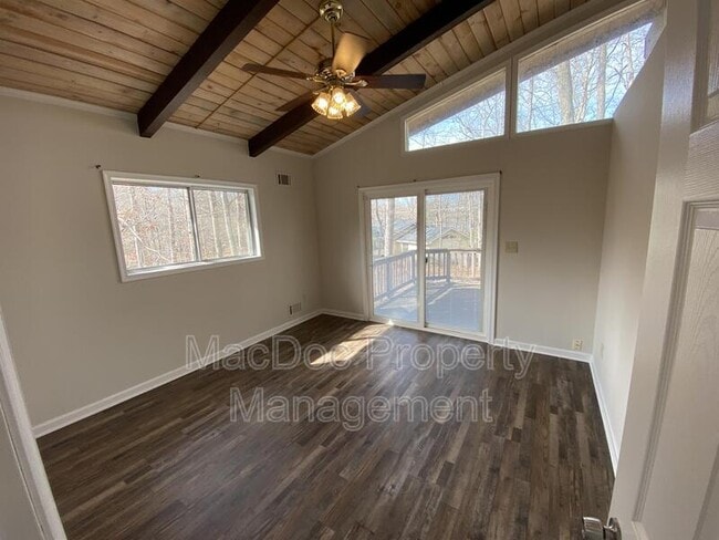 Building Photo - 3621 Lakeview Pkwy