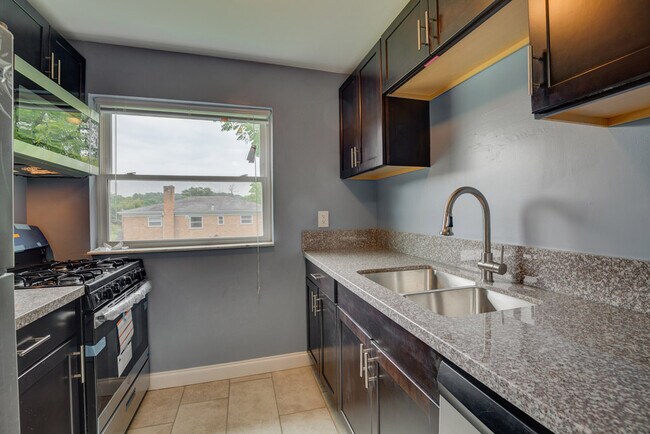 Building Photo - 4715 Kirby Ave