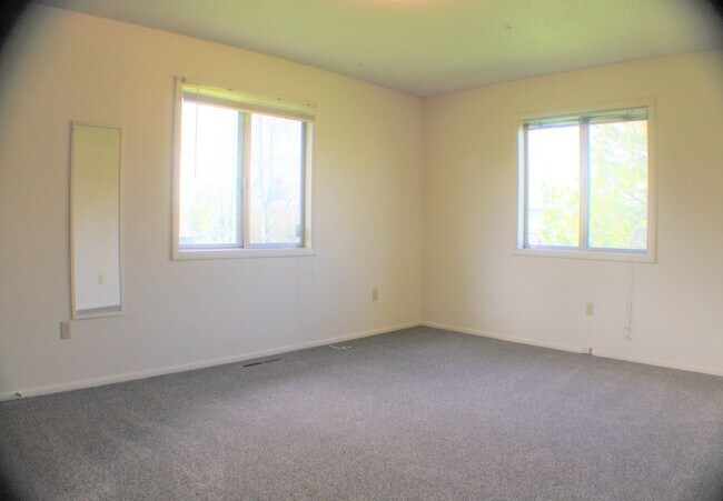 Building Photo - Spacious and charming conveniently located...