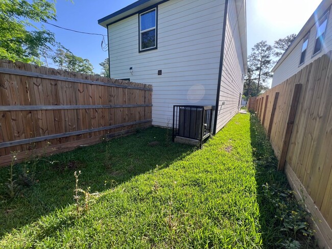 Building Photo - Updated 3-Bedroom Townhome for Rent in Eas...