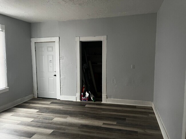 Building Photo - Welcome to the 3 Bedroom Home West Peoria
