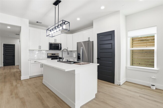 Building Photo - 712 Delano St