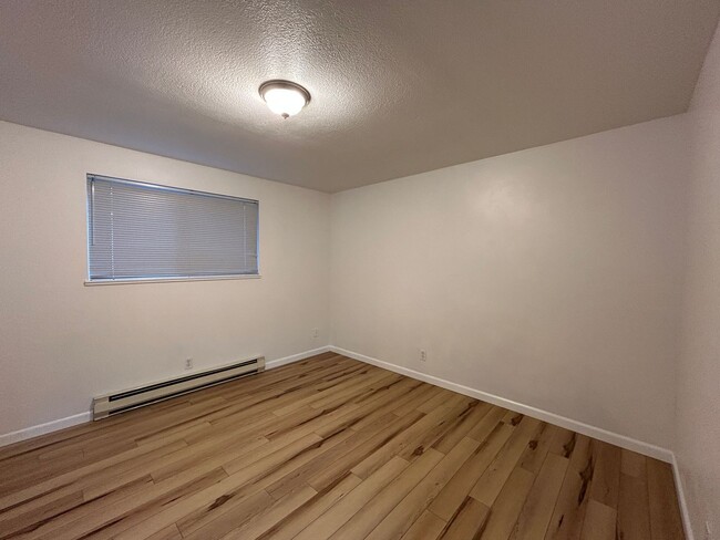 Building Photo - Recently Remodel 2 Bedroom / 1 Bathroom Du...