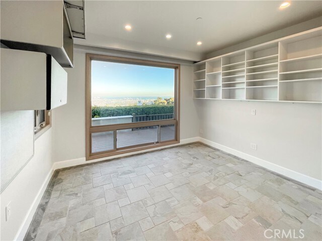 Building Photo - 2 Stallion Rd