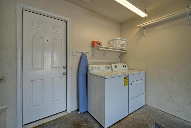 Building Photo - 1004 Hyridge St
