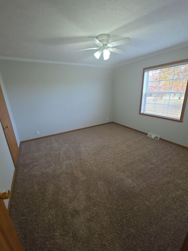 Building Photo - 124 Lake Ln