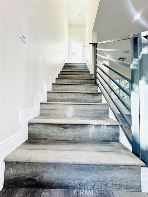 Building Photo - 9318 Encino Ave