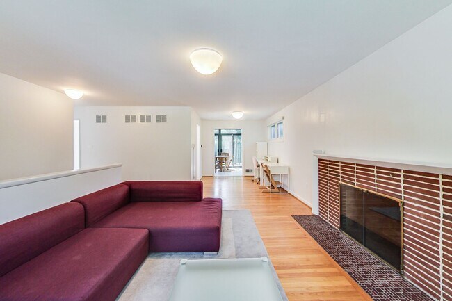 Building Photo - 3 bedroom/2 bath Light Filled Home Located in a Quiet Cul-de-Sac