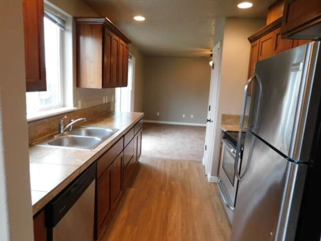 Building Photo - 4Bd/2.5Ba Two Story House - Available to View!
