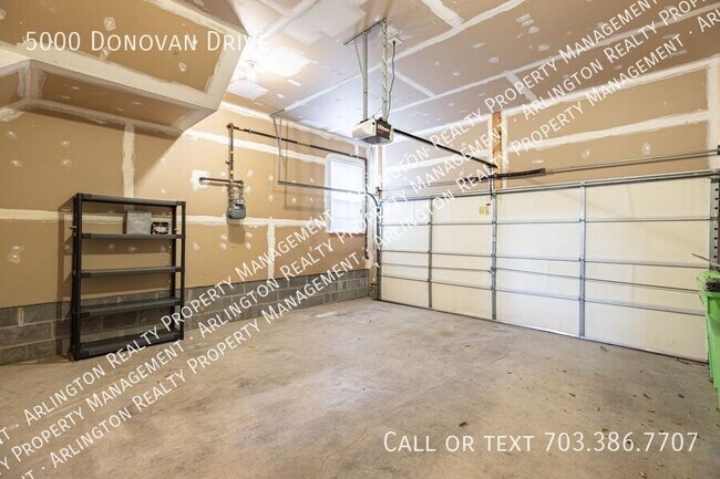 Building Photo - 5000 Donovan Dr