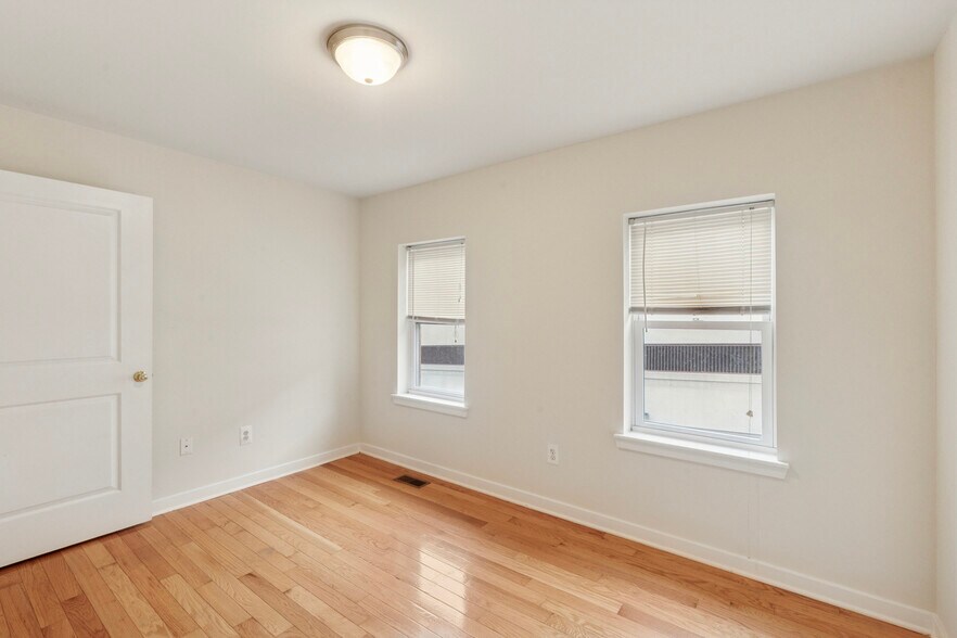 Building Photo - 1740 N Sydenham St