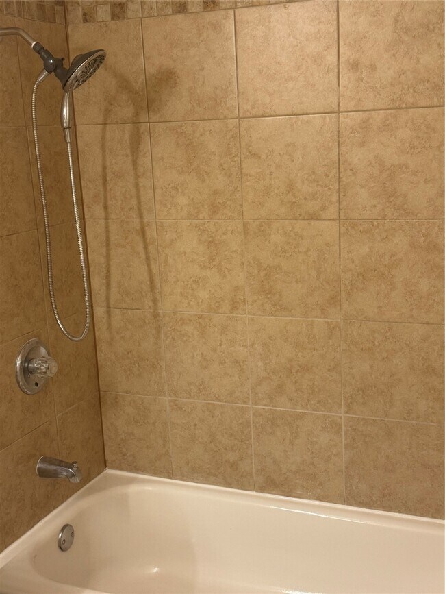 Building Photo - 17401 Red Oak Dr