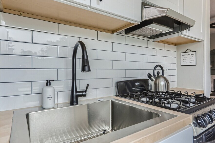 Building Photo - 1073 N Downing St