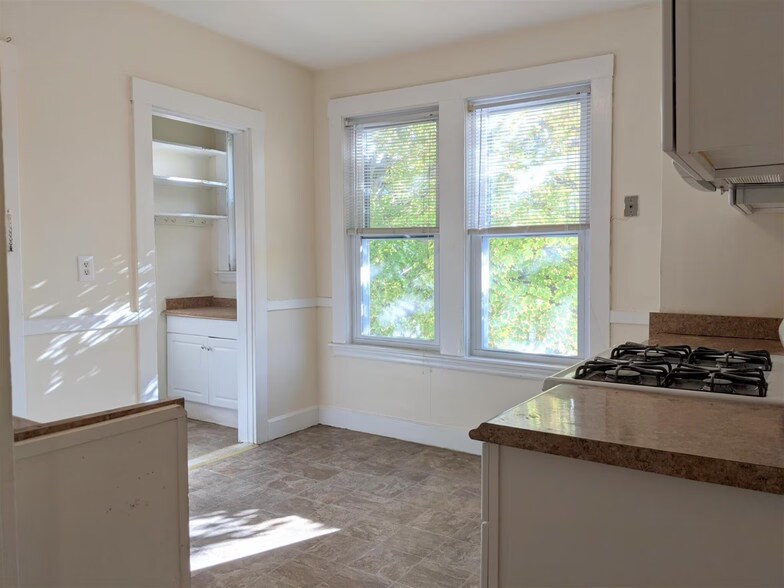 Building Photo - 14 Sanborn Ave