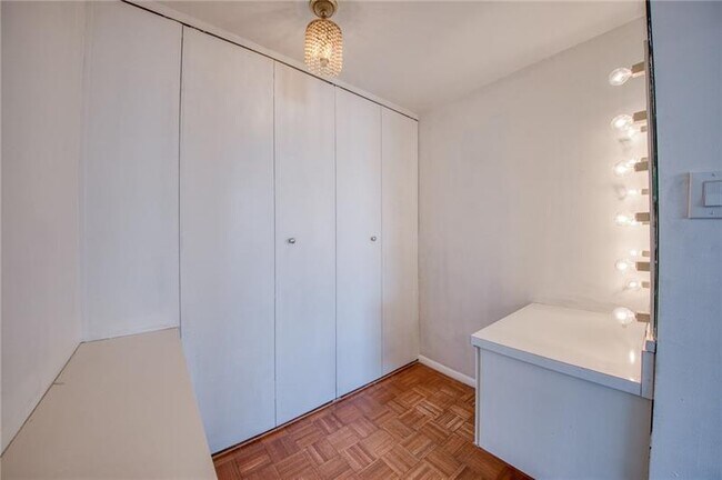 Building Photo - 320 Fort Duquesne Blvd