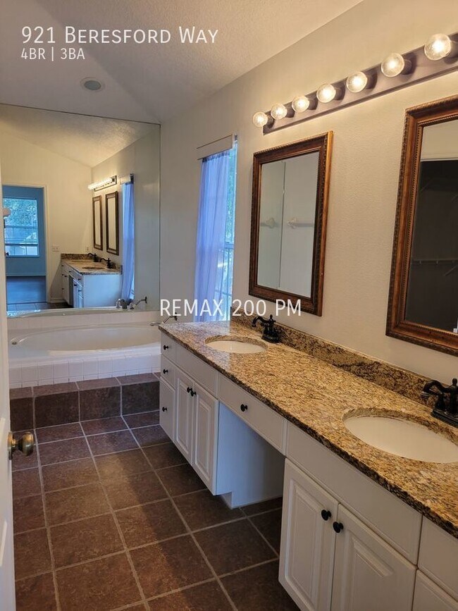 Building Photo - 921 Beresford Way