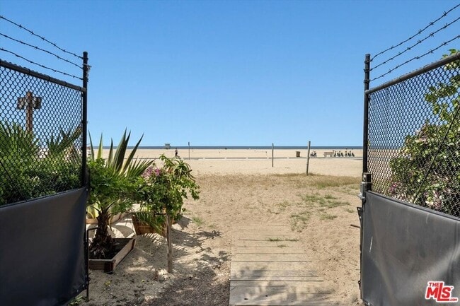 Building Photo - 936 Palisades Beach Rd