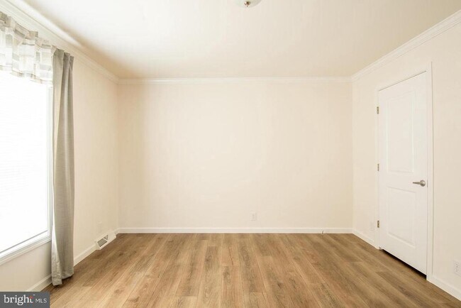 Building Photo - 6 Greenwood Cir