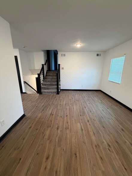 Building Photo - 2020 Val Vista Ct