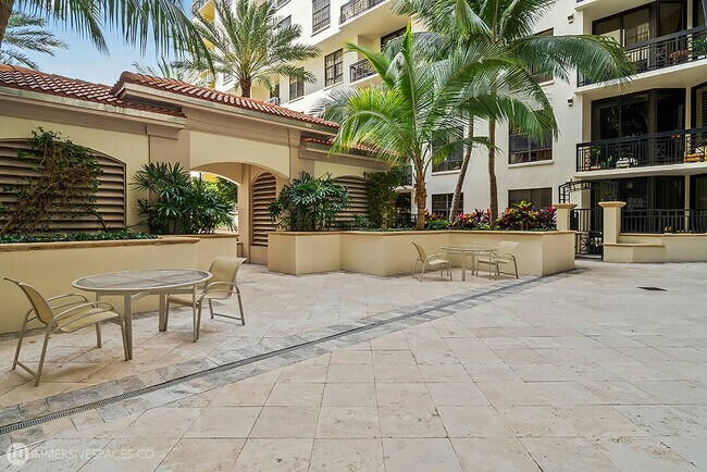 Building Photo - 801 S Olive Ave