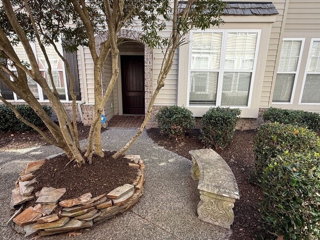 Building Photo - 2BR & 2BA Condo in Central Location w/Garage-Available 06/22/26