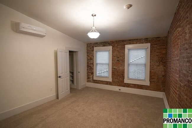 Building Photo - Downtown Luxury Loft Apartment