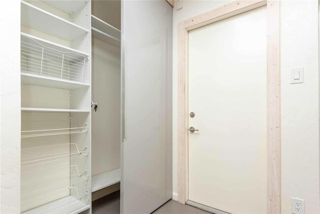 Building Photo - 3302 Catalina Dr