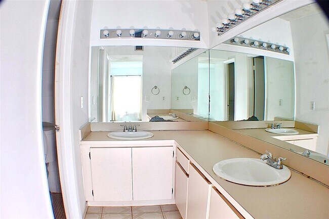 Building Photo - 5900 SW 127th Ave