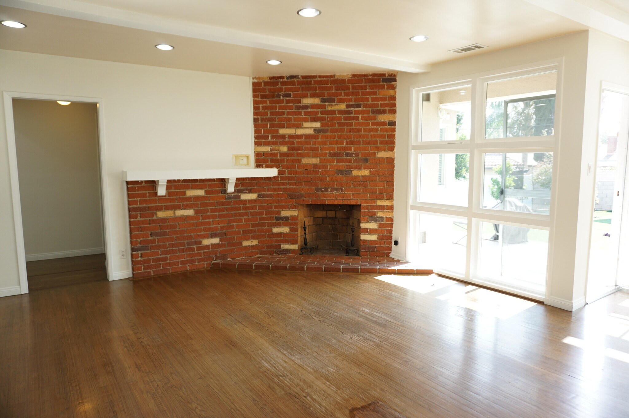 Building Photo - 5540 Balboa Blvd