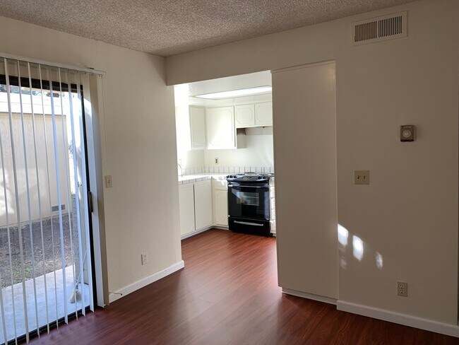 Building Photo - Spacious Townhouse