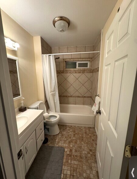Building Photo - 406 S 43rd St