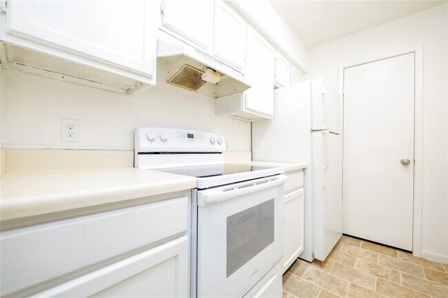 Building Photo - 17401 Red Oak Dr