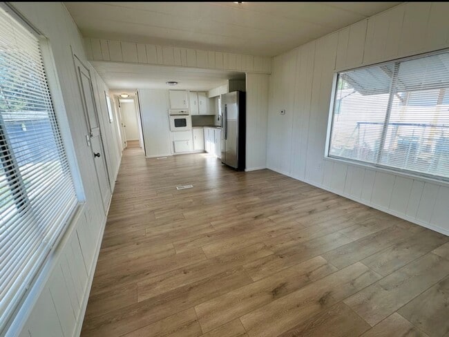 Building Photo - Available NOW!  Affordable 2bdrm, 1 bath