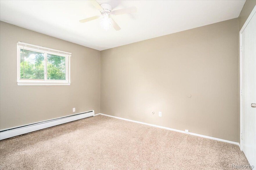 Building Photo - 1656 Parkwood Ave