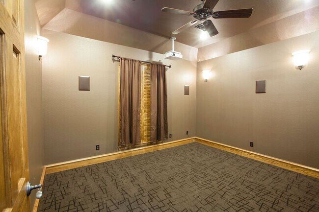 Building Photo - 8100 Rosemont Dr