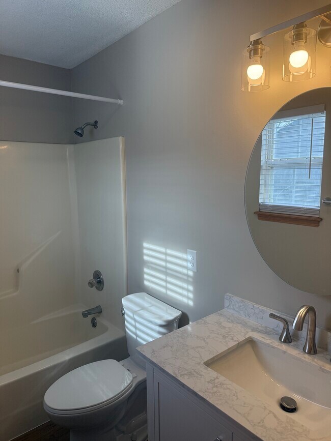 Building Photo - 1817 N Pine Grove St