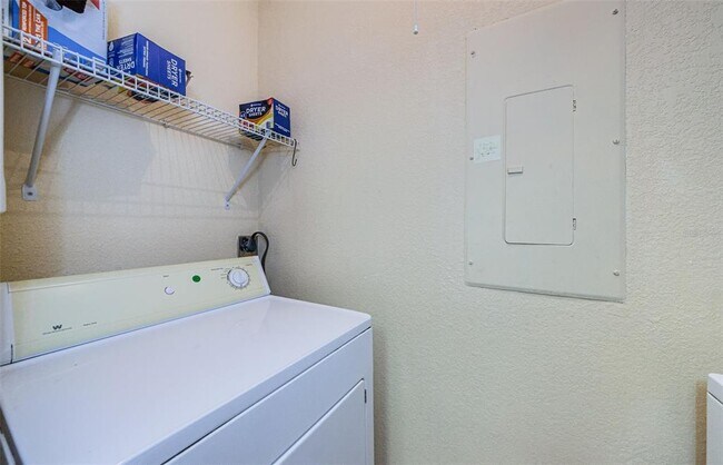 Building Photo - 455 Alt 19