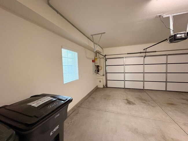 Building Photo - 2 Bed, 2.5 Bath in Anaheim!