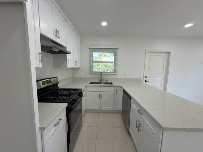 Building Photo - 329-335 E. Palmyra Ave. Orange, CA 92866