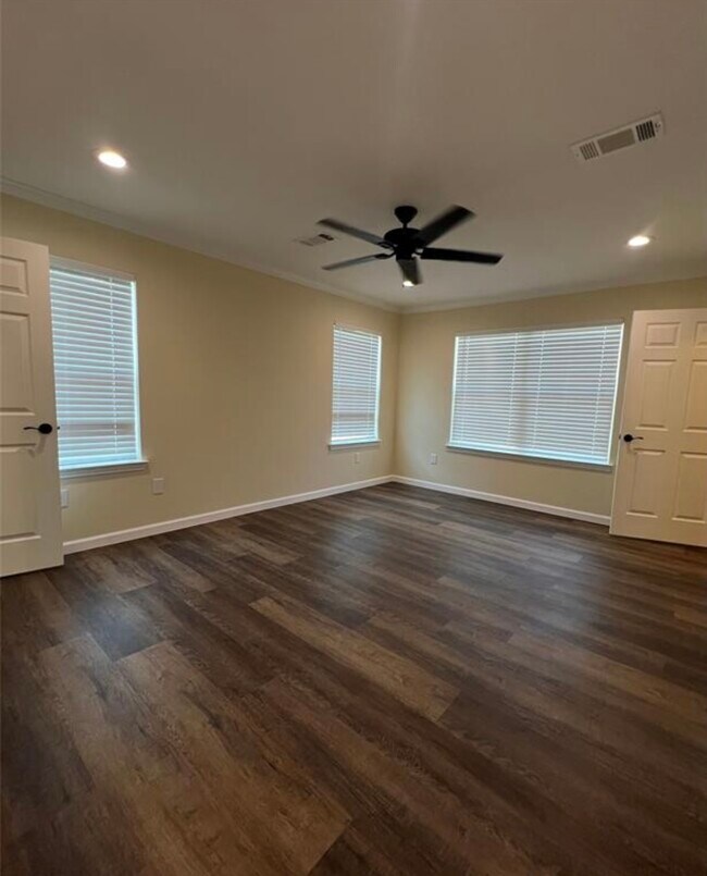 Building Photo - 340 Oak Ridge Dr