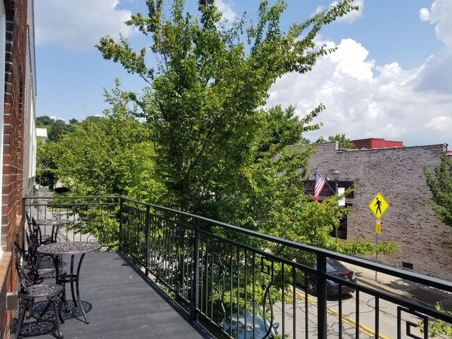 Building Photo - UpTown Living in Downtown Ellijay
