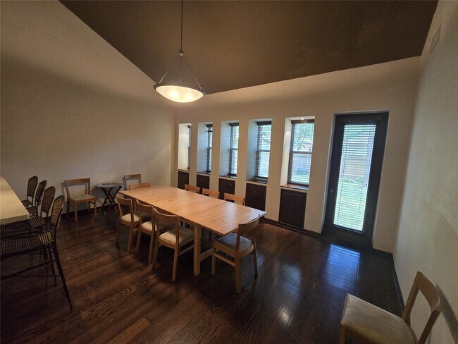 Building Photo - 3231 Hemingway Dr