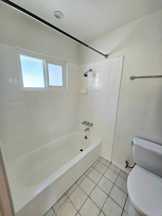 Building Photo - New Listing: Cozy 3-Bedroom, 3-Bathroom Ho...