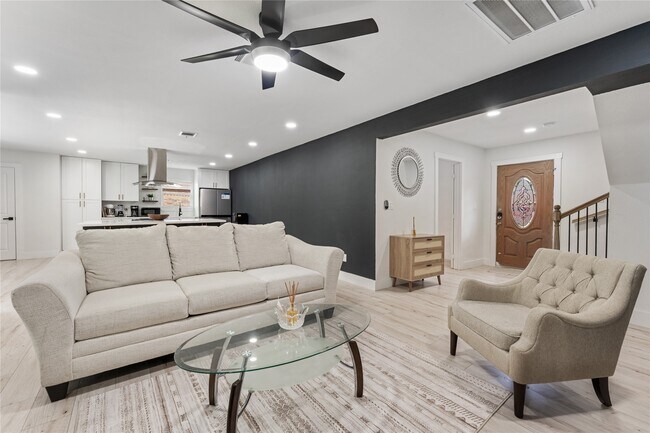 Building Photo - 9919 Golden Sunshine Dr