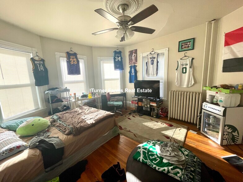 Building Photo - 89 Hillside St