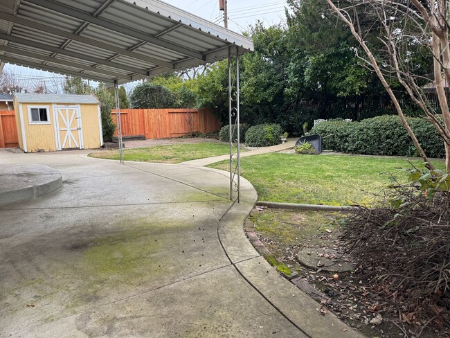 Building Photo - Cute home in old Roseville with newer HVAC